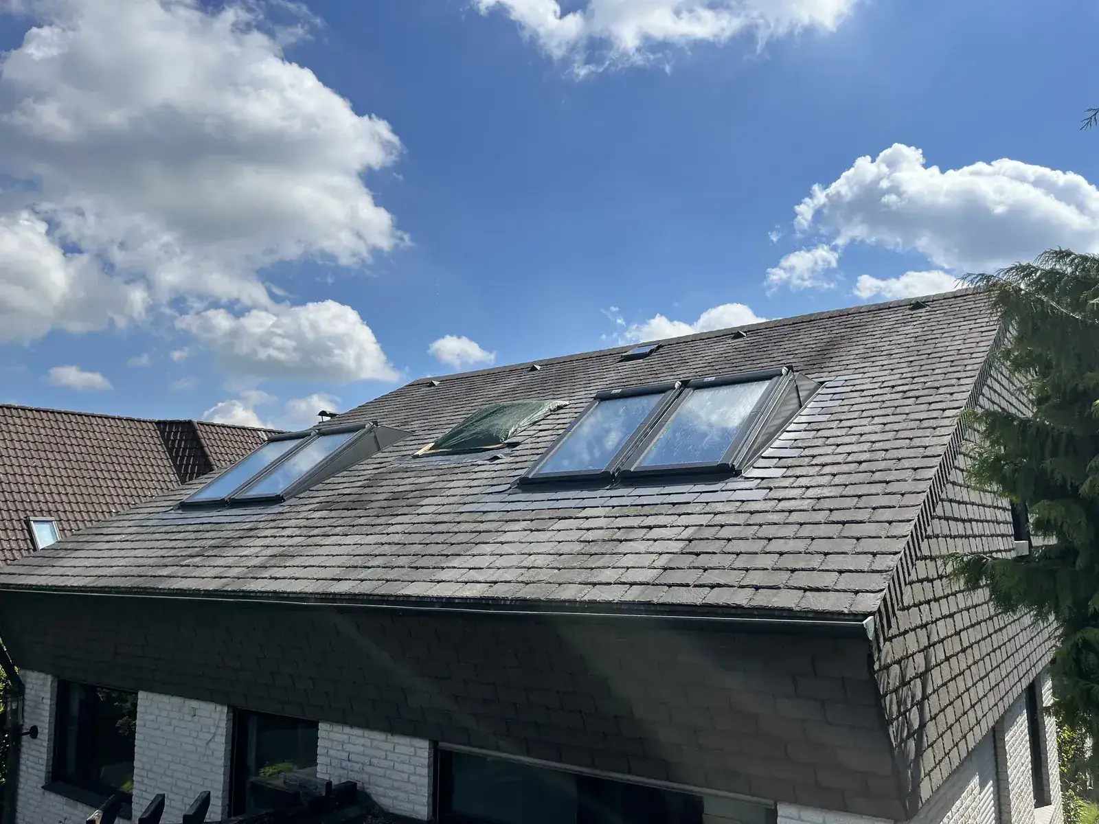 Schieferdach mit drei neu eingebauten Velux Dachfenstern