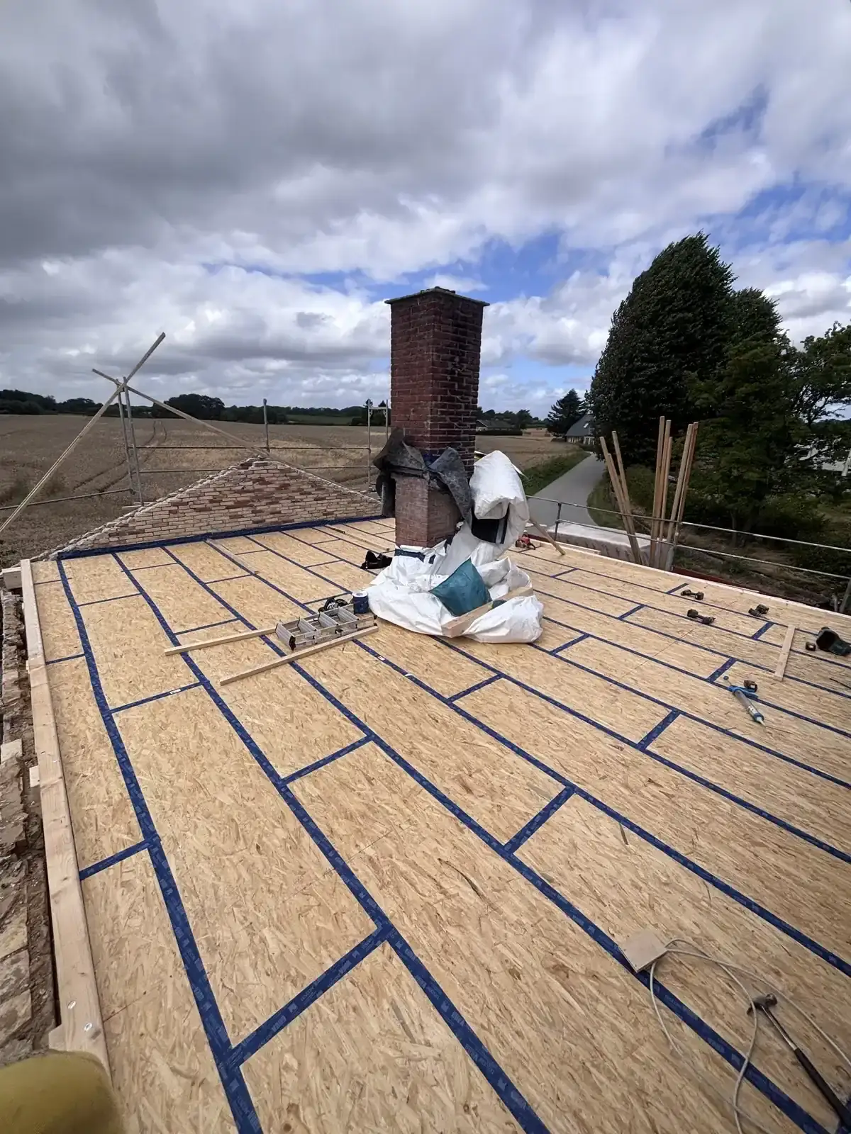 Luftdicht verklebte Holzschalung auf dem Dach während einer energetischen Dachsanierung