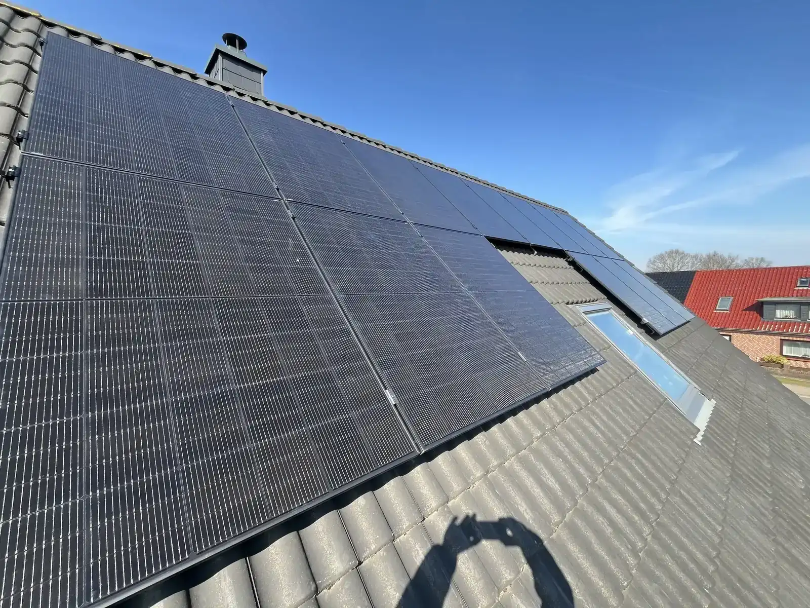 Photovoltaikanlage auf einem Ziegeldach nach energetischer Sanierung