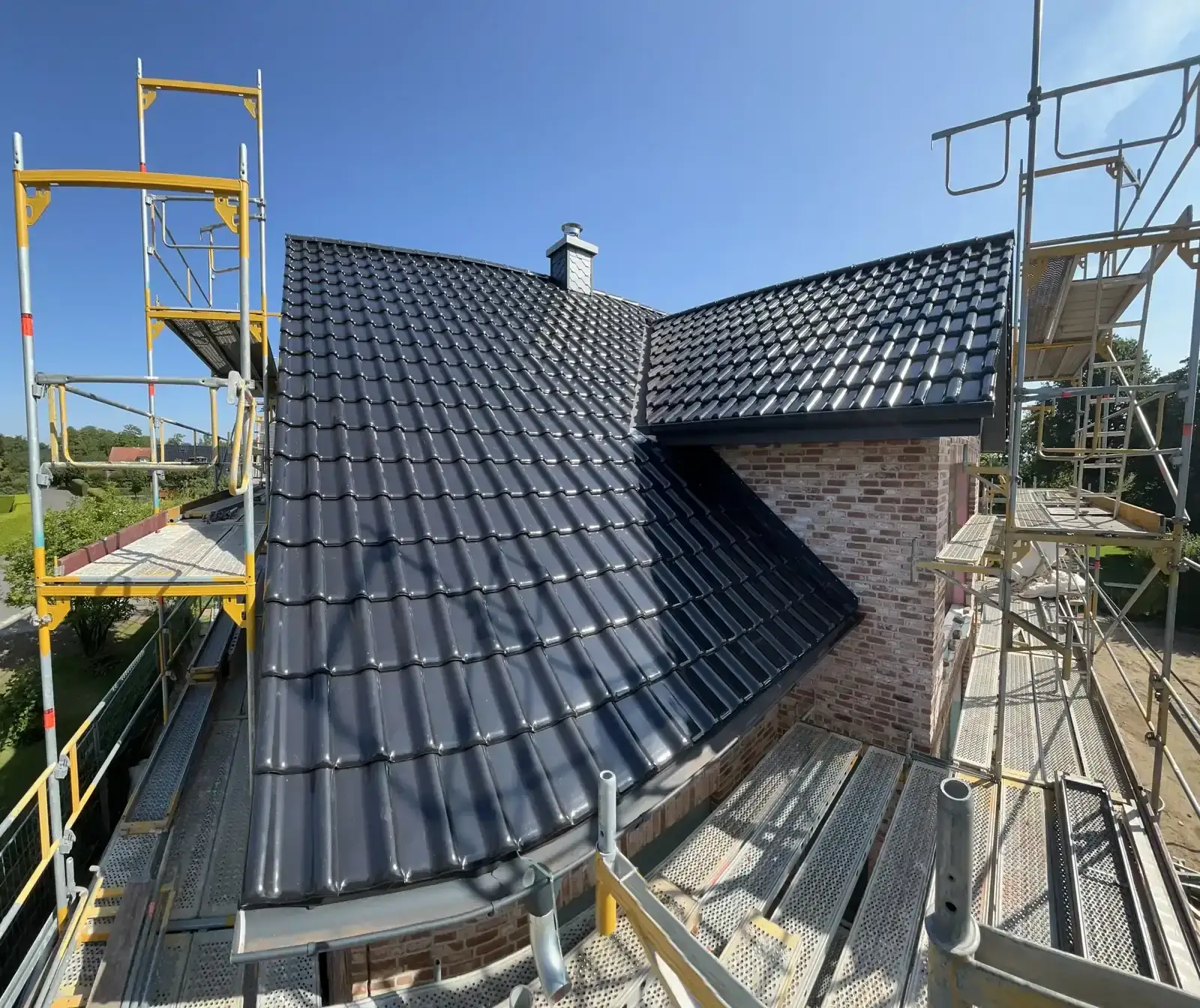 Steildach mit neuer Eindeckung aus glasierten Tonziegeln