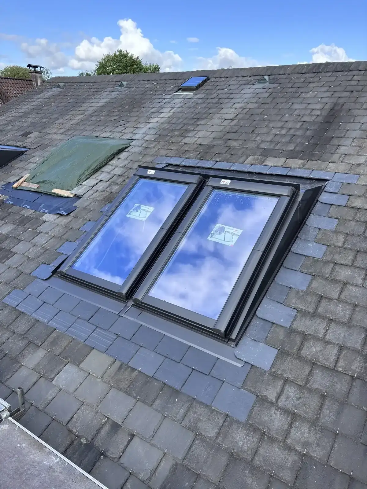 Neu eingebautes Velux Dachfenster-Duo in einem Schieferdach