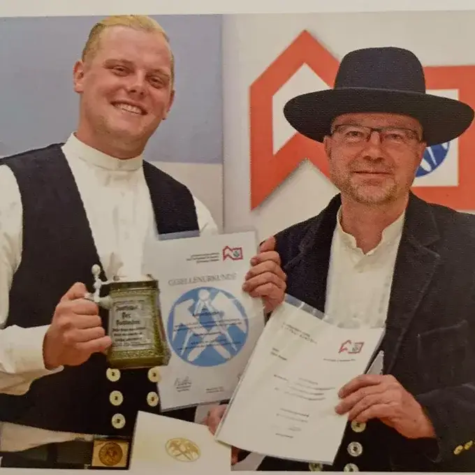Anton Krüger wird als Innungssieger der Dachdecker-Ausbildung von Obermeister Andreas Bente geehrt