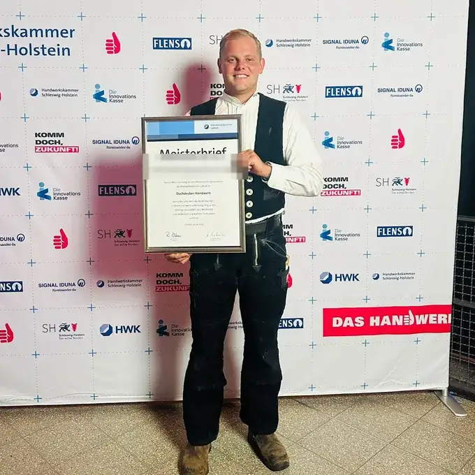 Anton Krüger mit dem Meisterbrief im Dachdecker-Handwerk der Handwerkskammer Lübeck