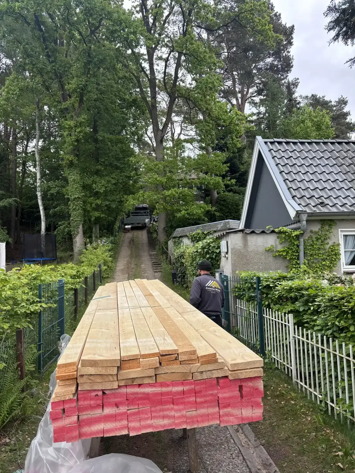 Mitarbeiter der Zimmerei Weise mit angeliefertem Bauholz für einen neuen Dachstuhl