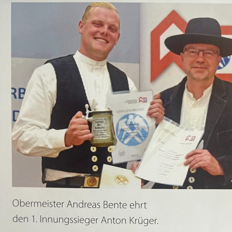 Anton Krüger als Innungssieger im Dachdeckerhandwerk wird von Obermeister Andreas Bente ausgezeichnet