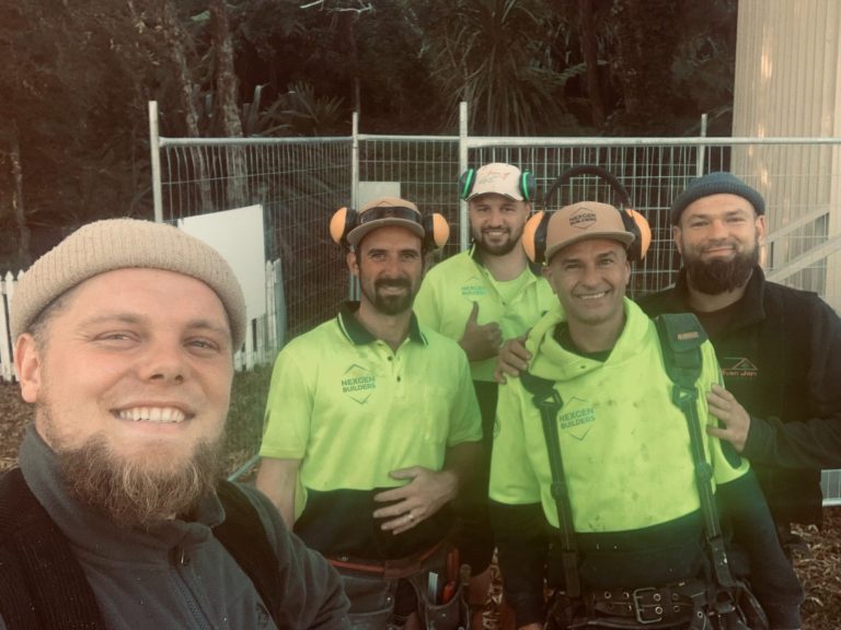 Anton Krüger und sein Team auf einer Baustelle in Neuseeland während eines Auslandsjahres im Handwerk