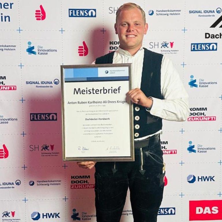 Anton Krüger präsentiert seinen Meisterbrief im Dachdeckerhandwerk nach bestandener Meisterprüfung 2025